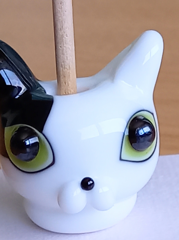 とんぼ玉のお香立て　猫 (ω) I〈白黒猫〉 1枚目の画像