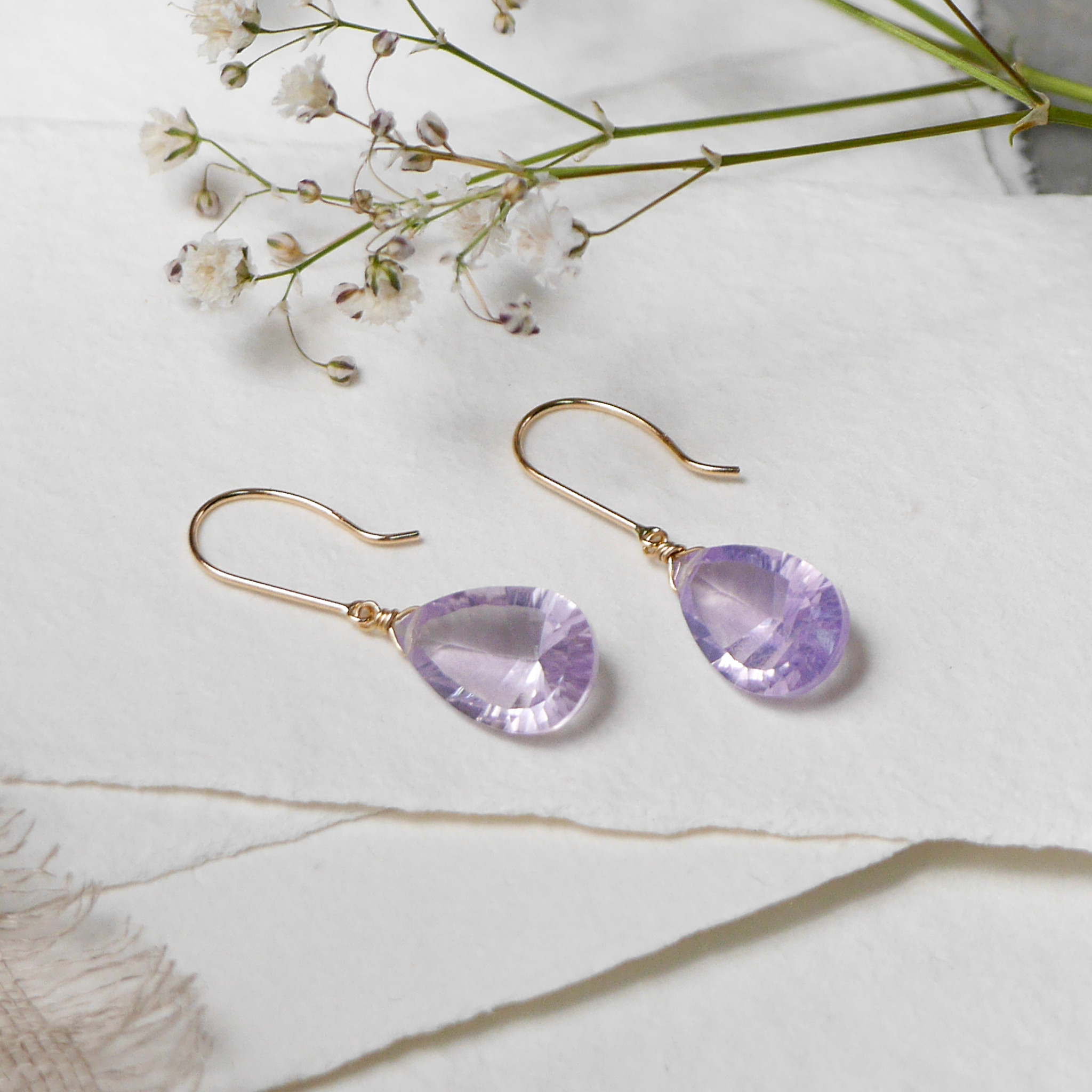 #998　K10 大粒スコロライト（ラベンダークォーツ）ファセットカットのフックピアス 5,390円