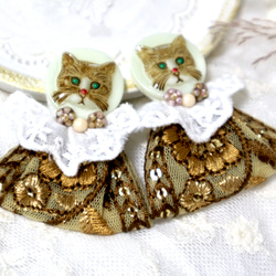 チェコ猫シリーズ チェコガラス猫 インド刺繍リボン 刺繍リボンピアス チェコガラスアクセサリー 猫ピアス 猫イヤリング 1枚目の画像