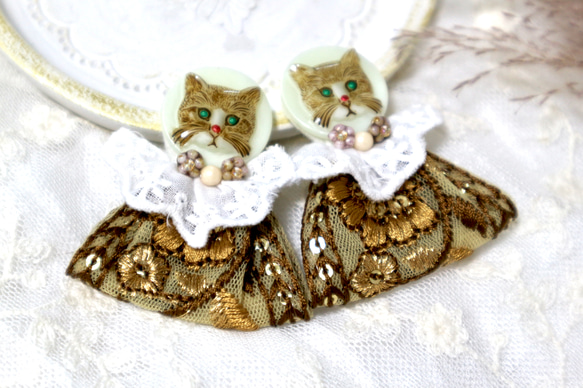 チェコ猫シリーズ チェコガラス猫 インド刺繍リボン 刺繍リボンピアス チェコガラスアクセサリー 猫ピアス 猫イヤリング 1枚目の画像