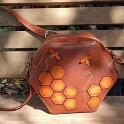 Bee蜂巢造型斜揹包 第5張的照片