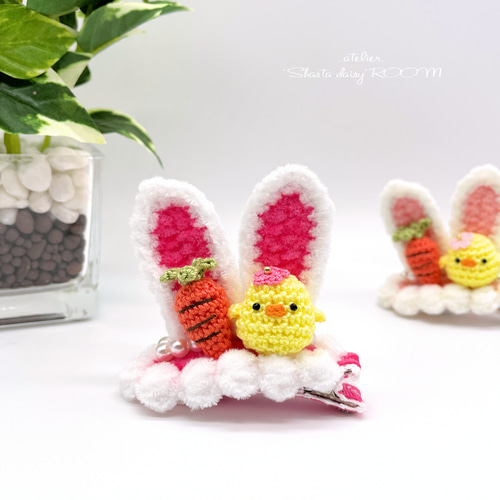 にんじんを持った ひよことうさぎのヘアクリップ｜手編み あみぐるみ