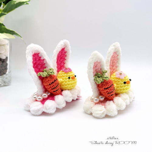 にんじんを持った ひよことうさぎのヘアクリップ｜手編み あみぐるみ