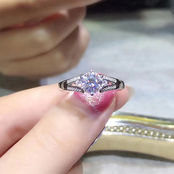 newデザイン】輝くモアサナイト 軽 リング K18WG