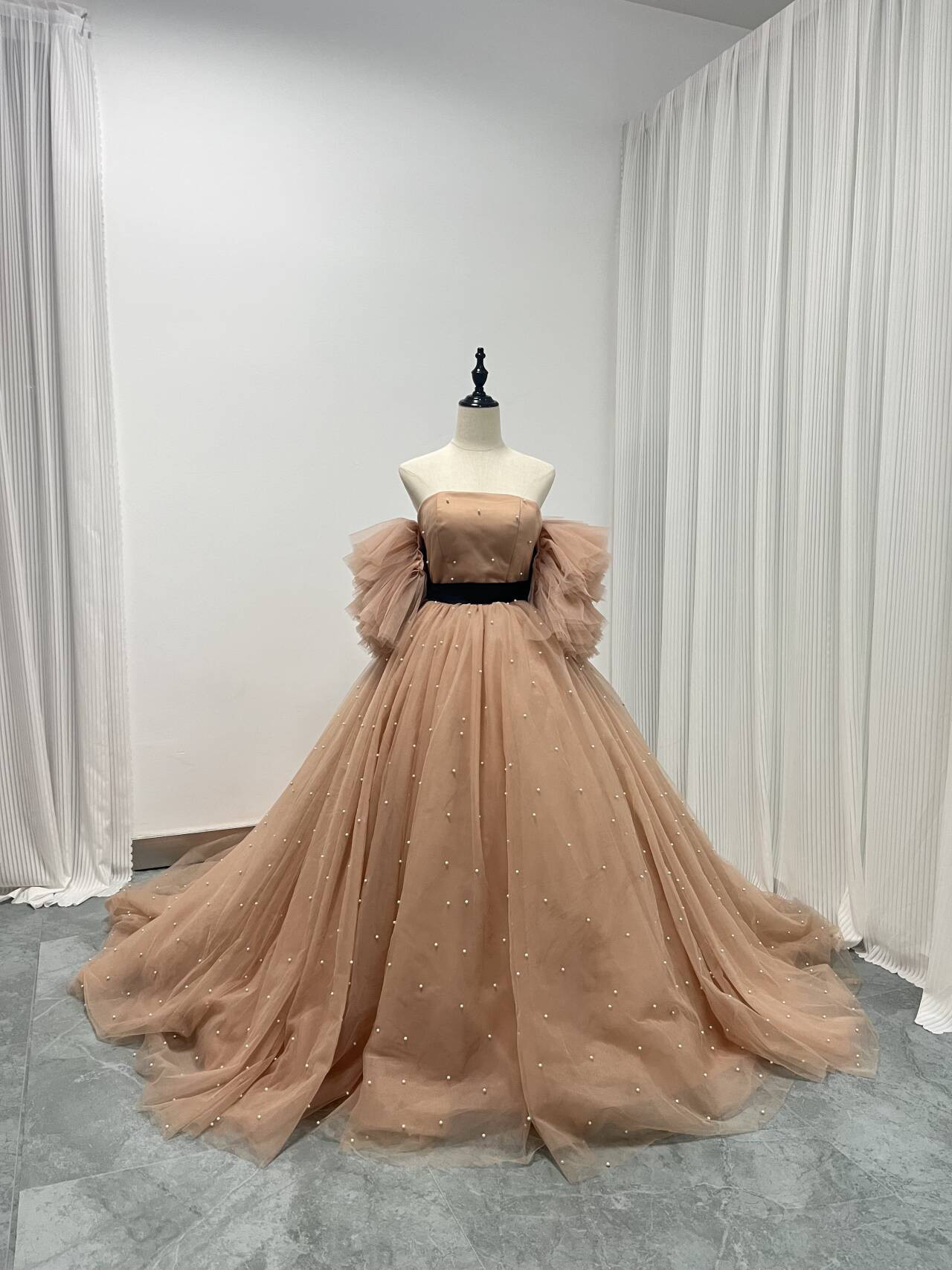 送料無料！ウェディングドレス パール ベアトップ 編み上げ 可愛い シャンパン色 披露宴 花嫁 ラッフルフリル