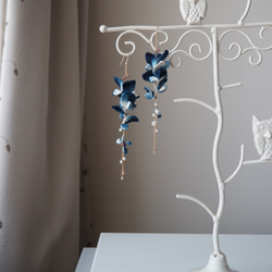 青花纏系列：紫藤花藍染漸層長鍊耳環 (單支價格) 手工飾品 第3張的照片