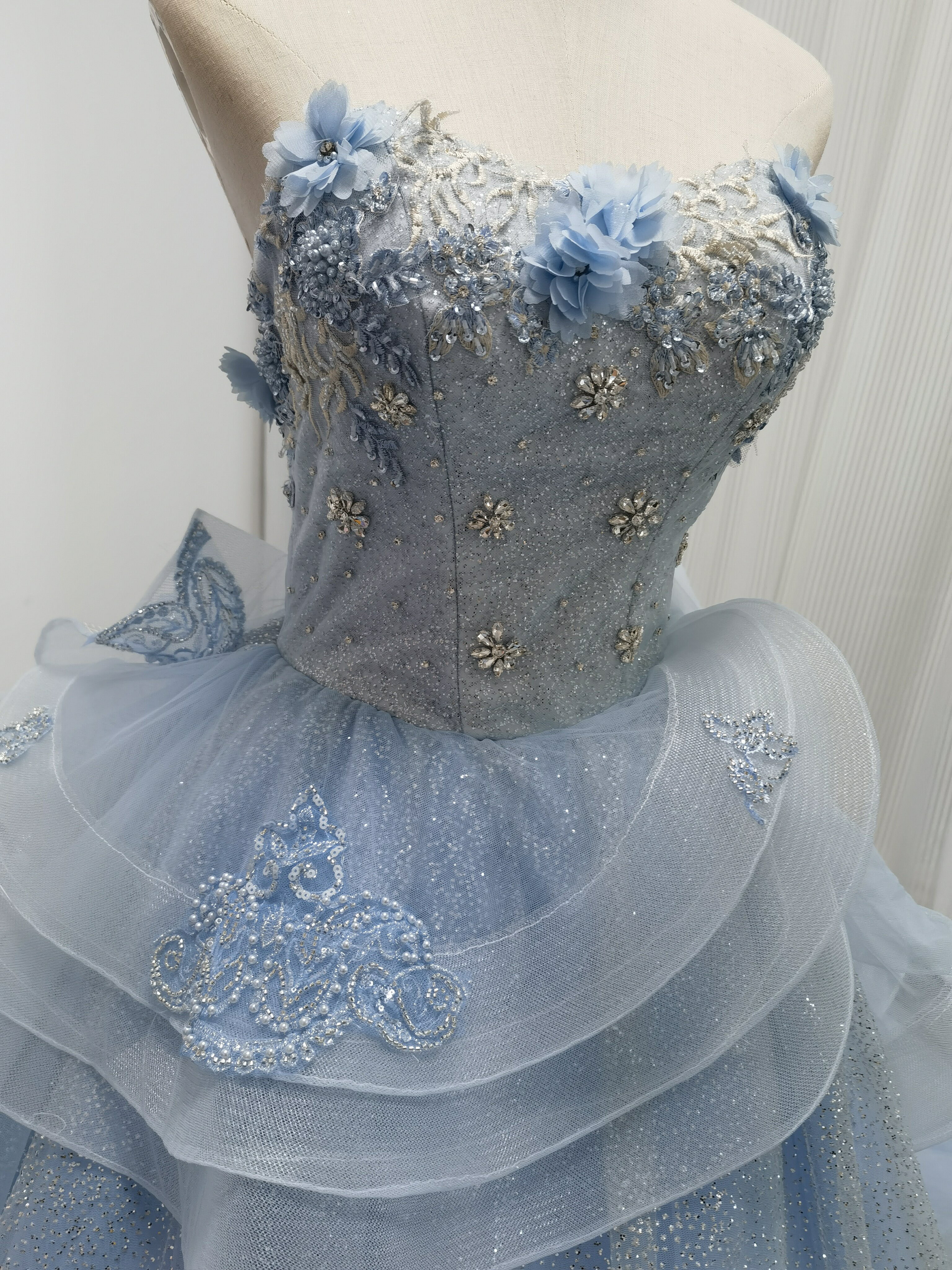 送料無料！カラードレス 薄青 キラキラチュール 花モチーフ ラッフルフリル  華やか  ブライダル