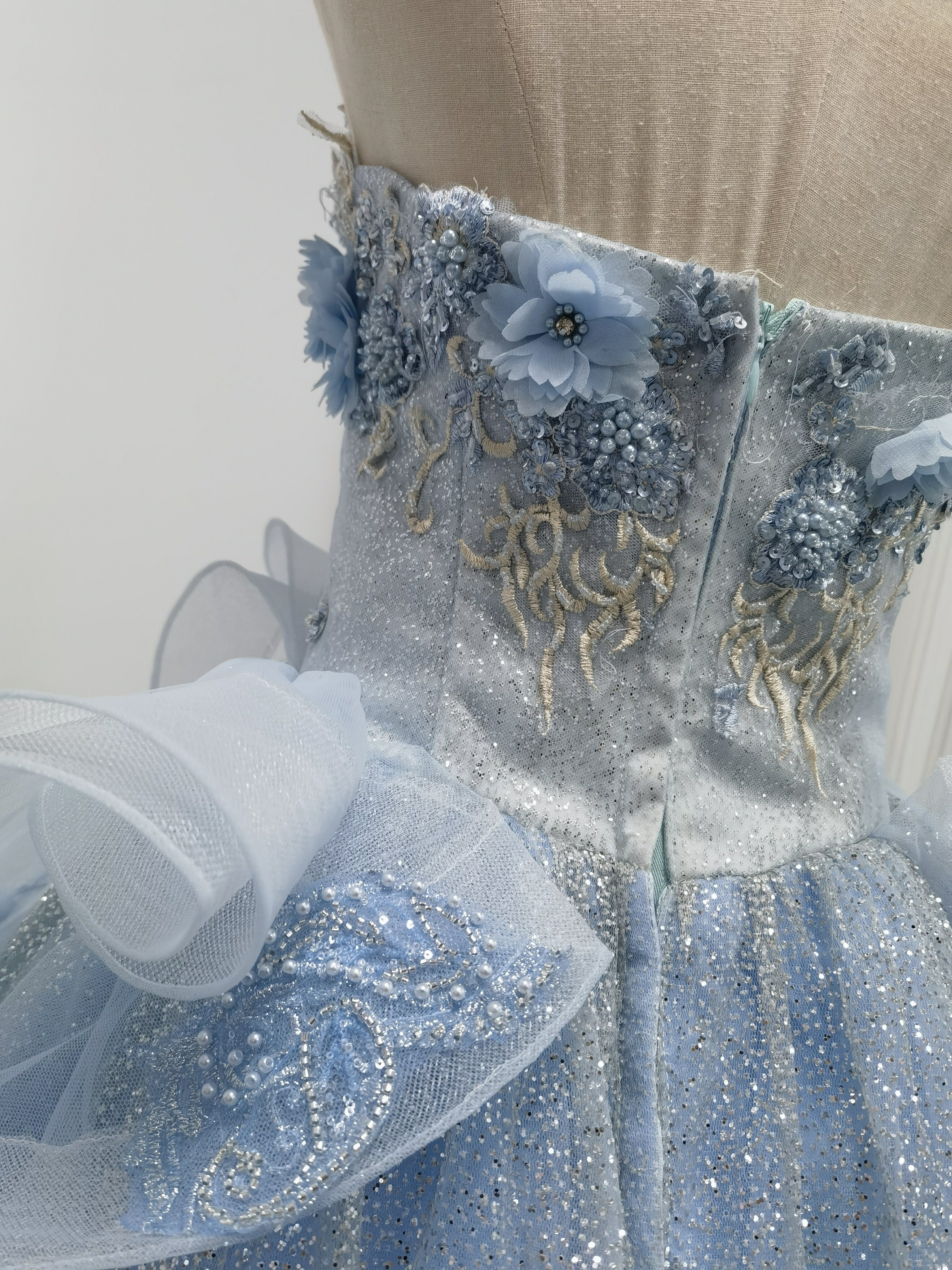 送料無料！カラードレス 薄青 キラキラチュール 花モチーフ ラッフルフリル  華やか  ブライダル