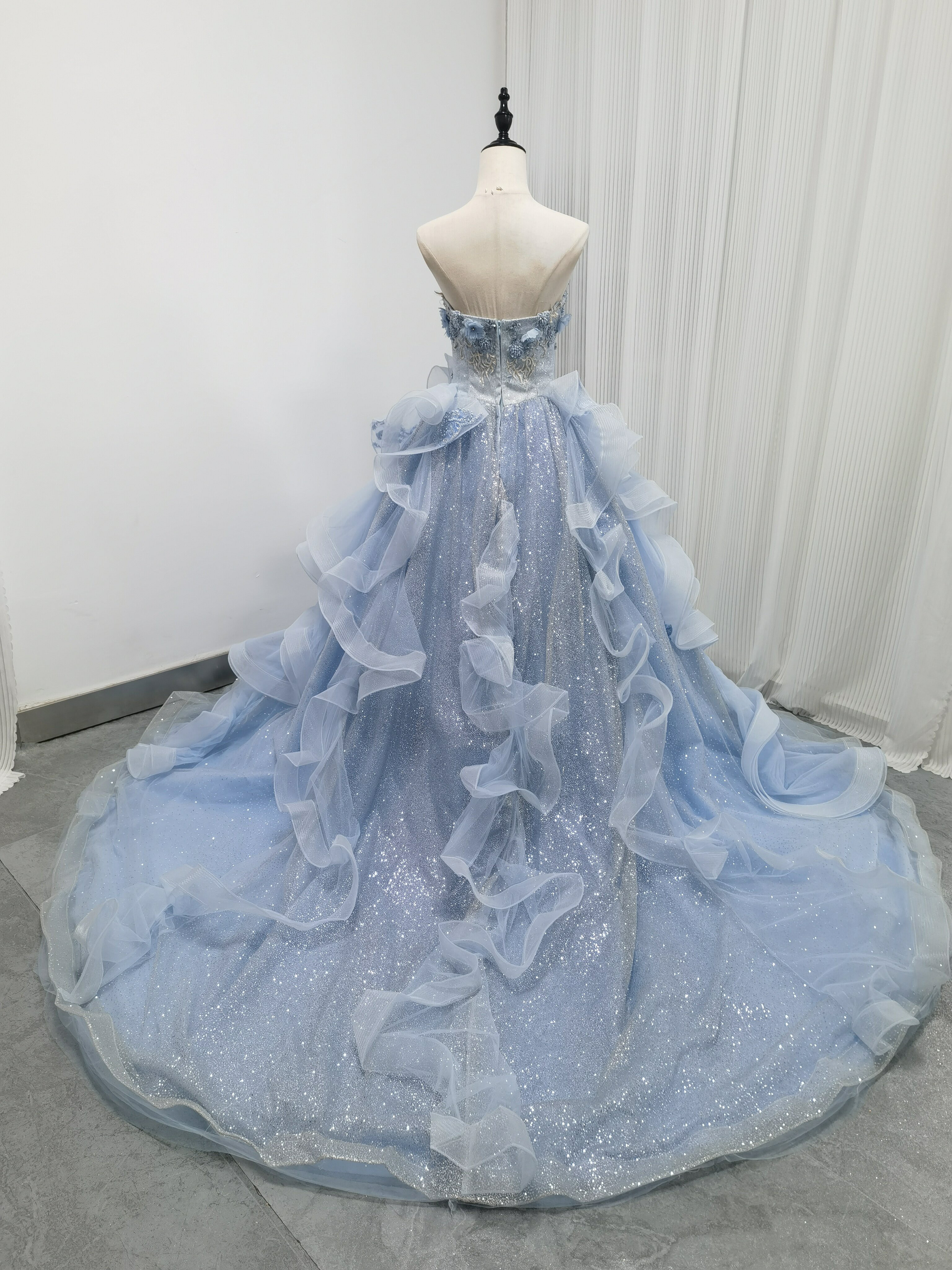 送料無料！カラードレス 薄青 キラキラチュール 花モチーフ ラッフルフリル  華やか  ブライダル