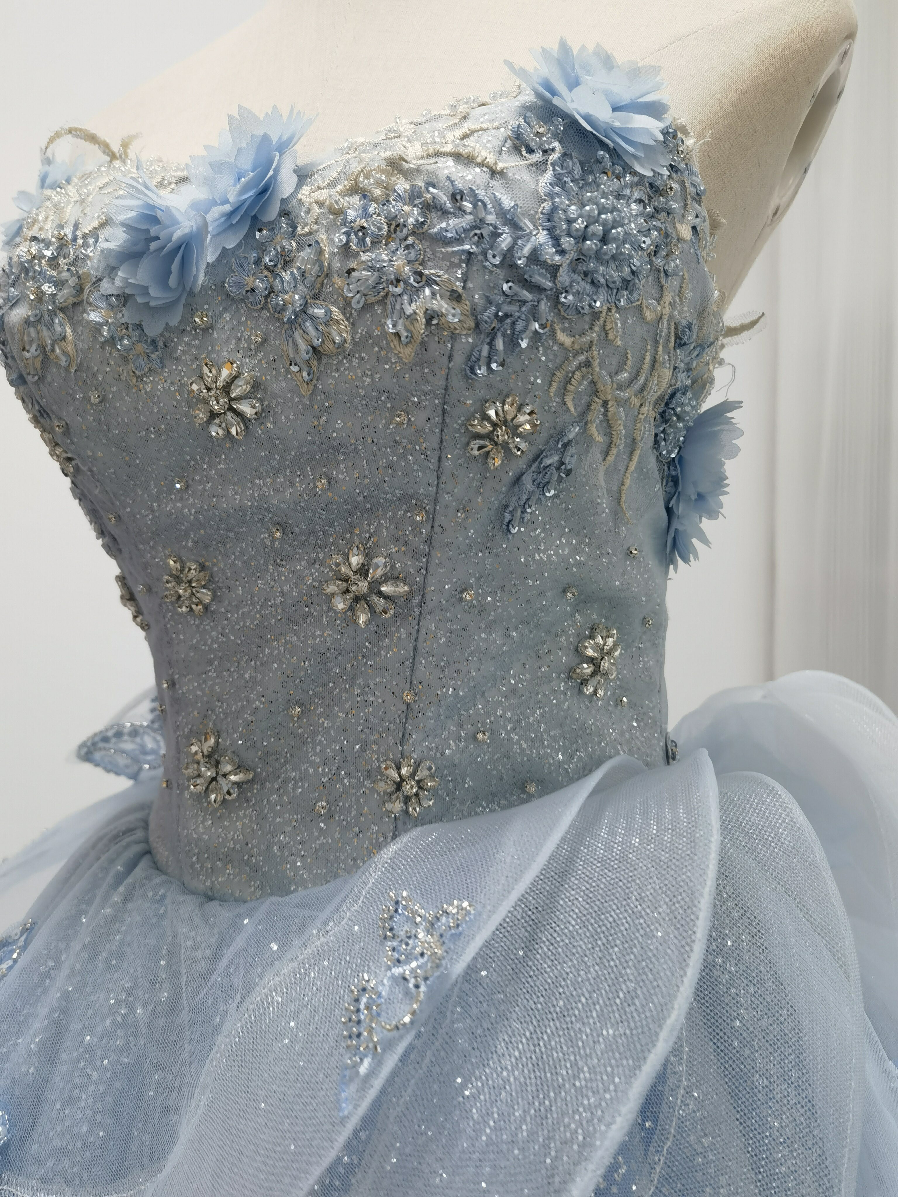 送料無料！カラードレス 薄青 キラキラチュール 花モチーフ ラッフルフリル  華やか  ブライダル