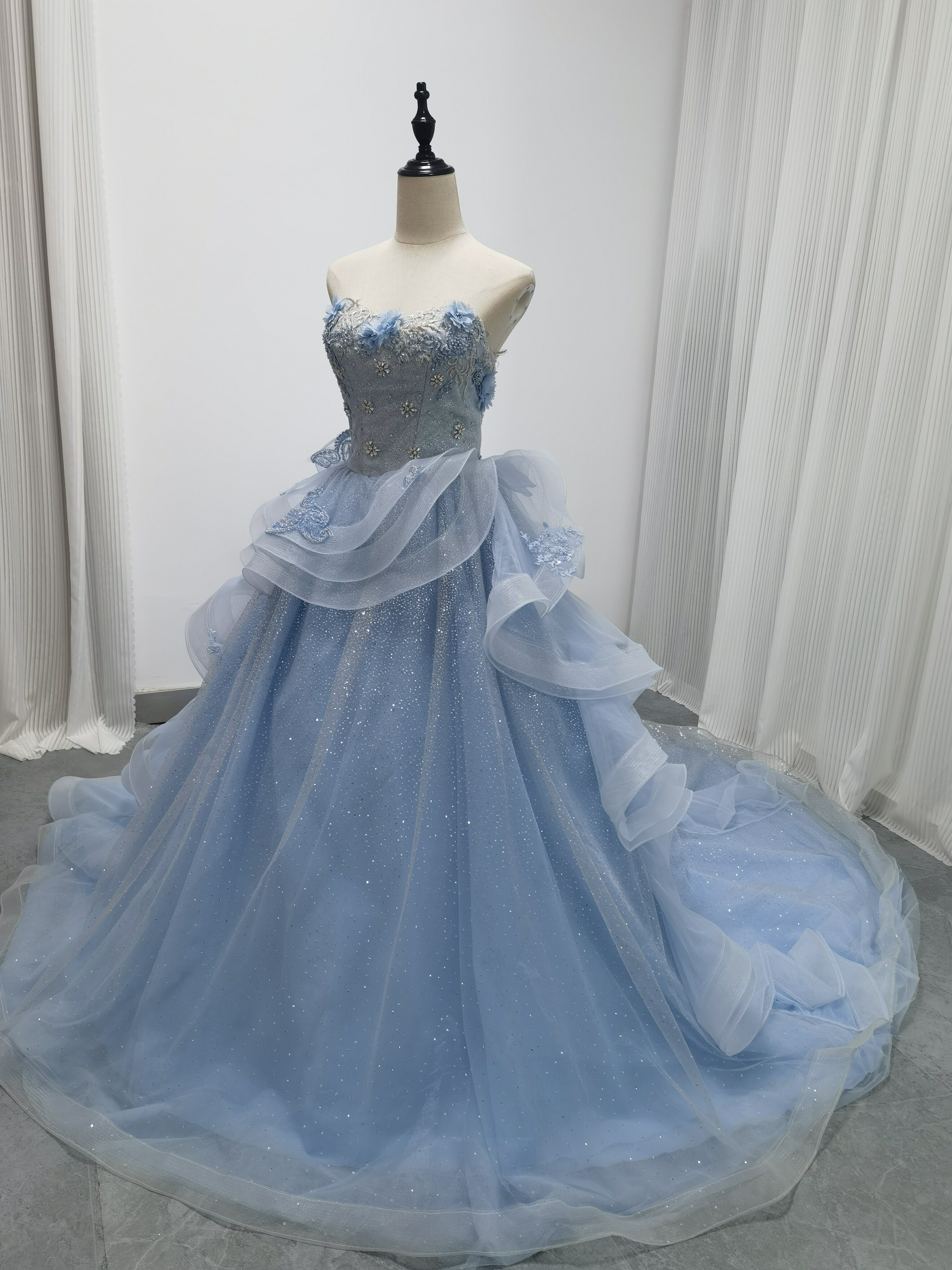 送料無料！カラードレス 薄青 キラキラチュール 花モチーフ ラッフルフリル  華やか  ブライダル