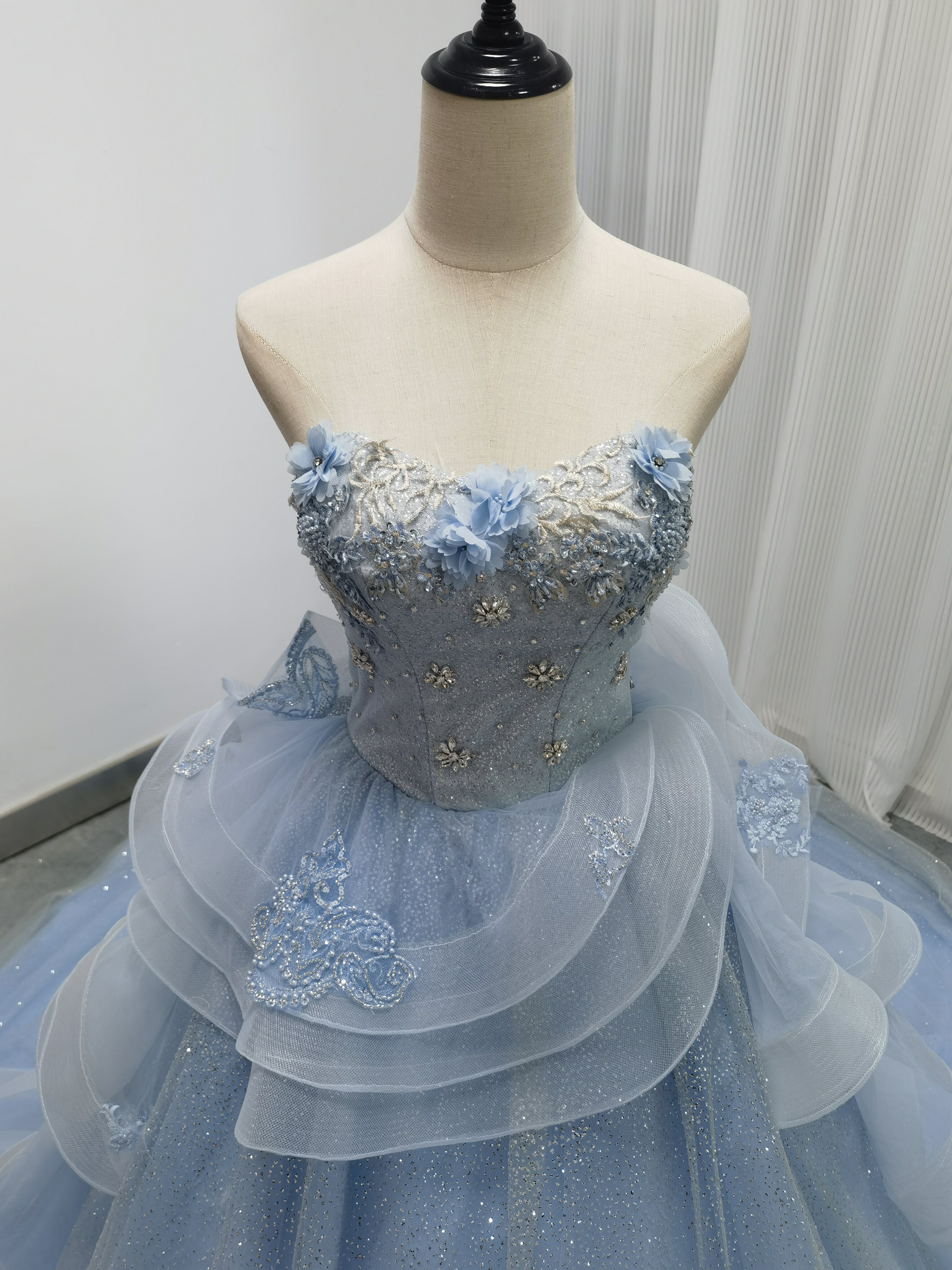 送料無料！カラードレス 薄青 キラキラチュール 花モチーフ ラッフルフリル  華やか  ブライダル