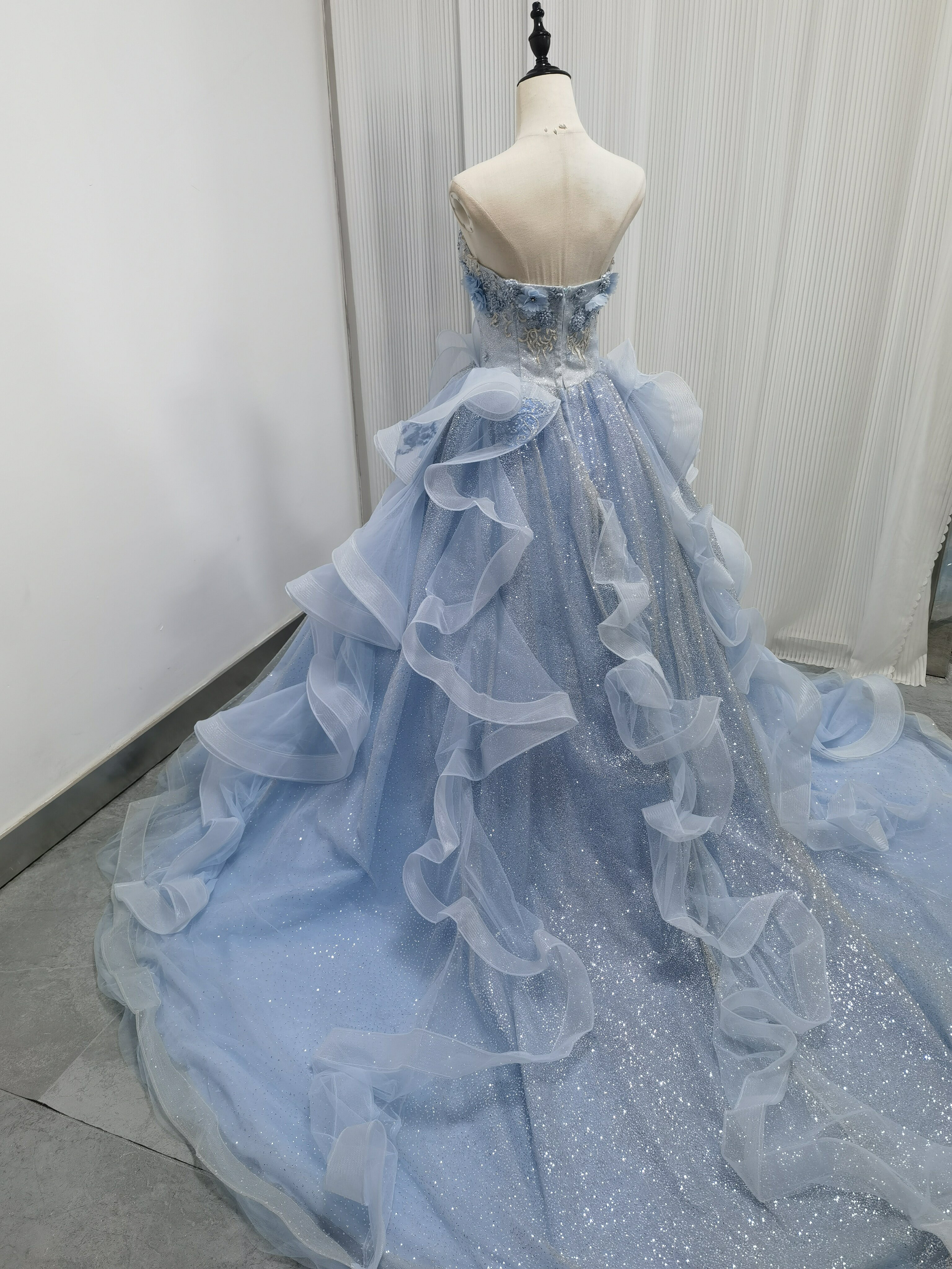 送料無料！カラードレス 薄青 キラキラチュール 花モチーフ ラッフルフリル  華やか  ブライダル