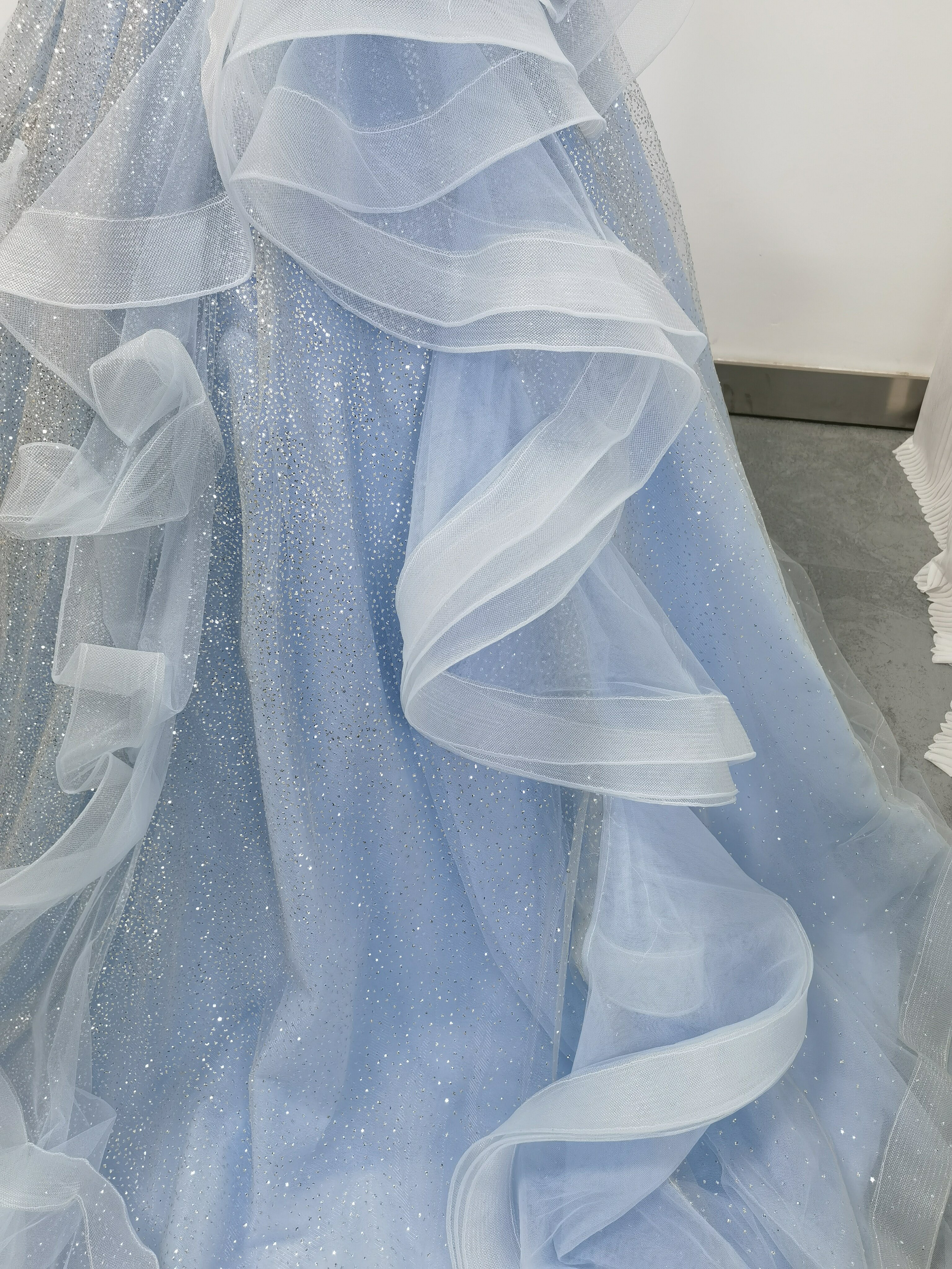 送料無料！カラードレス 薄青 キラキラチュール 花モチーフ ラッフルフリル  華やか  ブライダル