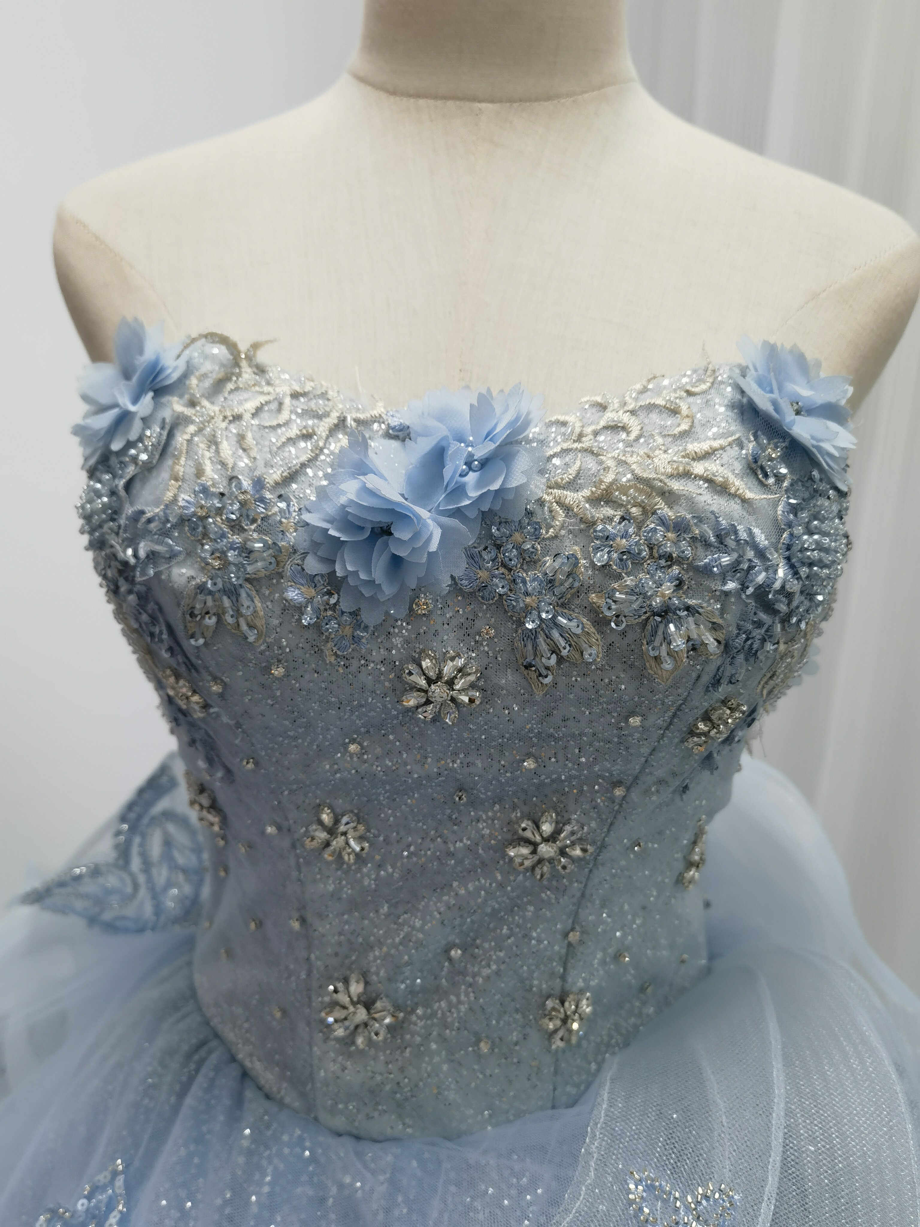 送料無料！カラードレス 薄青 キラキラチュール 花モチーフ ラッフルフリル  華やか  ブライダル