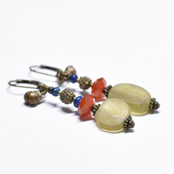 羅馬玻璃、碎黃銅、紅玉髓、藍色古董珠和民族鐘形耳環 第5張的照片