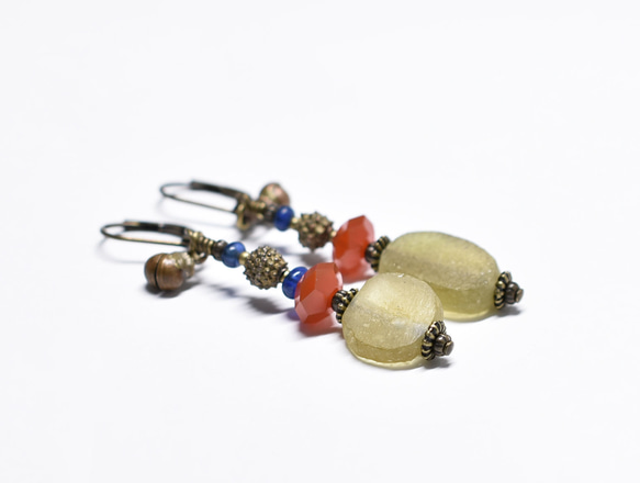 羅馬玻璃、碎黃銅、紅玉髓、藍色古董珠和民族鐘形耳環 第5張的照片