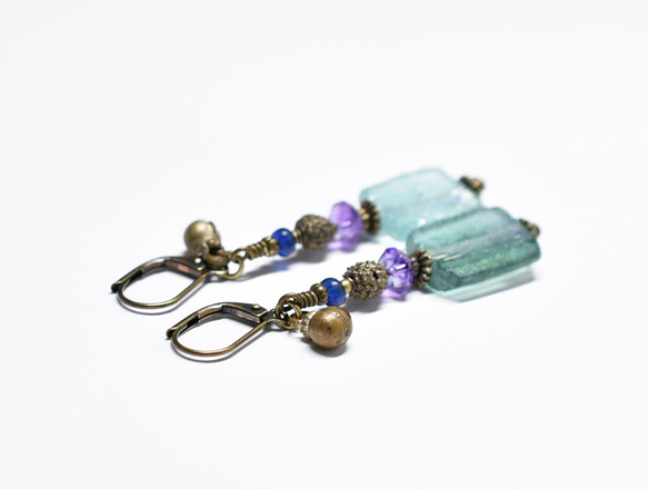 淺銀羅馬玻璃、碎黃銅、紫水晶、藍色古董珠和民族鐘形耳環。 第5張的照片
