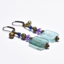 淺銀羅馬玻璃、碎黃銅、紫水晶、藍色古董珠和民族鐘形耳環。 第4張的照片
