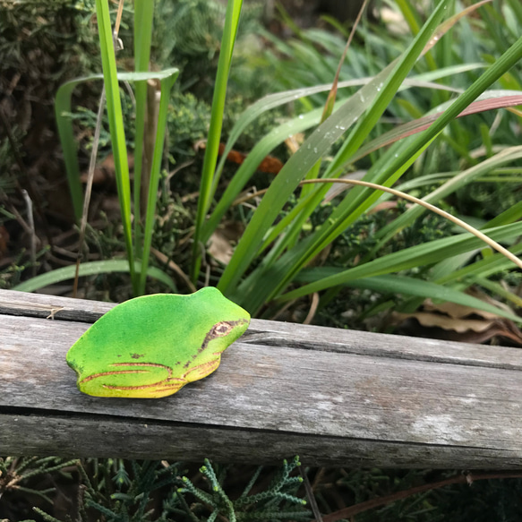 本革　蛙　あまがえる　ブローチ 1枚目の画像