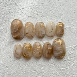 淡色アイボリーベージュブラウンベースゴールドミラーホワイトブラウンインクぷっくりちゅるん天然石鉱物ニュアンスネイルチップ 1枚目の画像