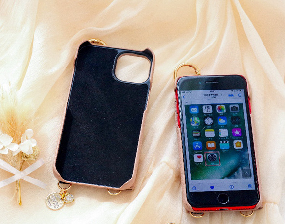 四つ葉のクローバー　スマホケース　iphone15　14 13 12 SE ショルダーストラップ付き　ベージュ　ピンク 7枚目の画像
