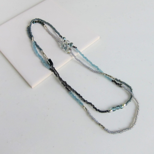 ブルー グレー KABURU 留め具のない かぶるタイプのガラスビーズネックレス 6枚目の画像