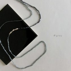 グレー KABURU 留め具のない かぶるタイプのガラスビーズネックレス 1枚目の画像