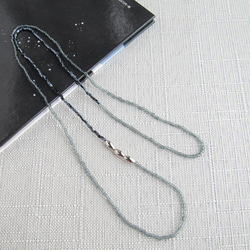グレー KABURU 留め具のない かぶるタイプのガラスビーズネックレス 3枚目の画像