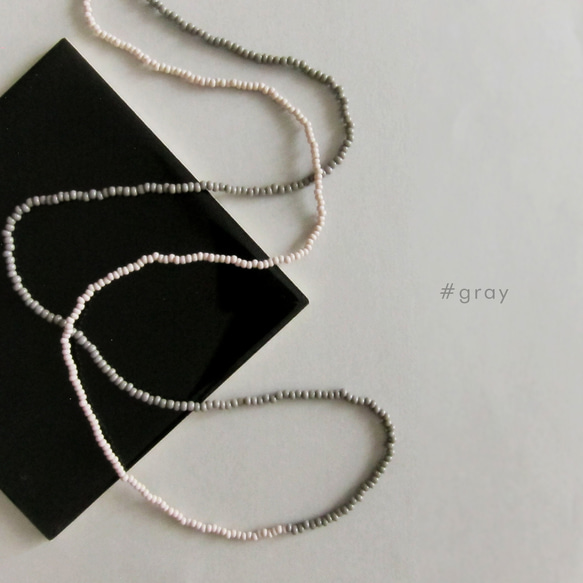 グレー KABURU 留め具のない かぶるタイプのガラスビーズネックレス 金属アレルギー対応 1枚目の画像