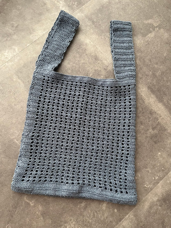 くすみブルー透け感の鍵編み（手編み）手さげバッグ 4枚目の画像