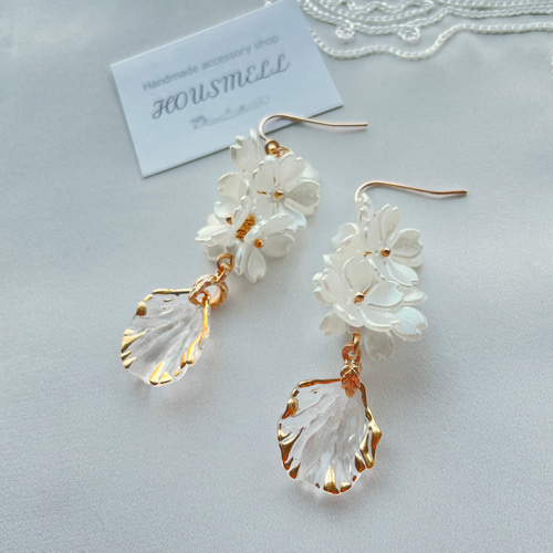 アクリルフラワー＆リーフのホワイトゴールドピアス ピアス（フック 