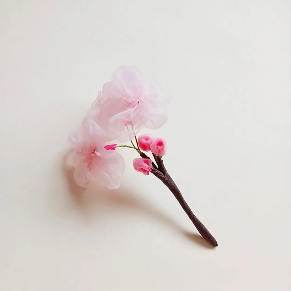 一枝の桜の髪飾り リボンフラワー ヘアピック 1枚目の画像