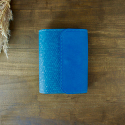 【ラル様専用販売ページ】夏空ブルーと透明感のあるナチュラルブルーのスパンコールの型押しが個性的なミニ6手帳 3枚目の画像