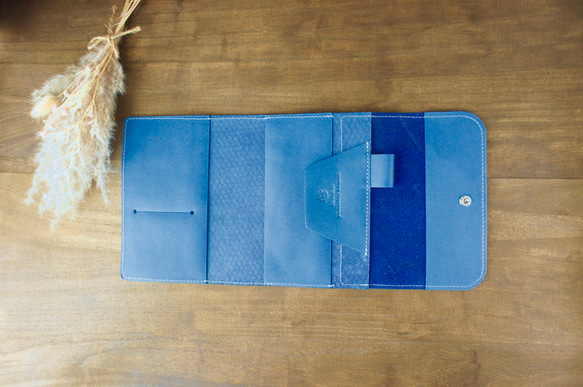 【ラル様専用販売ページ】夏空ブルーと透明感のあるナチュラルブルーのスパンコールの型押しが個性的なミニ6手帳 5枚目の画像