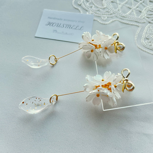 アクリルフラワーとガラスチャームビーズのリボン形ポストピアス 
