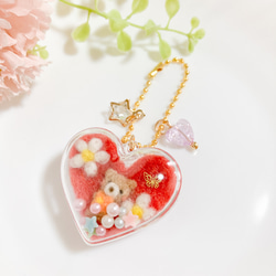 ♡羊毛フェルトのハートカプセルシェイカー♡シャカシャカキーホルダー お花とちょうちょとくまちゃん ミニチュア クマ 熊 13枚目の画像