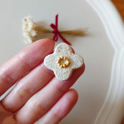 小花（化粧土ホワイト）の陶土ブローチ（カスタムパーツ） 4枚目の画像