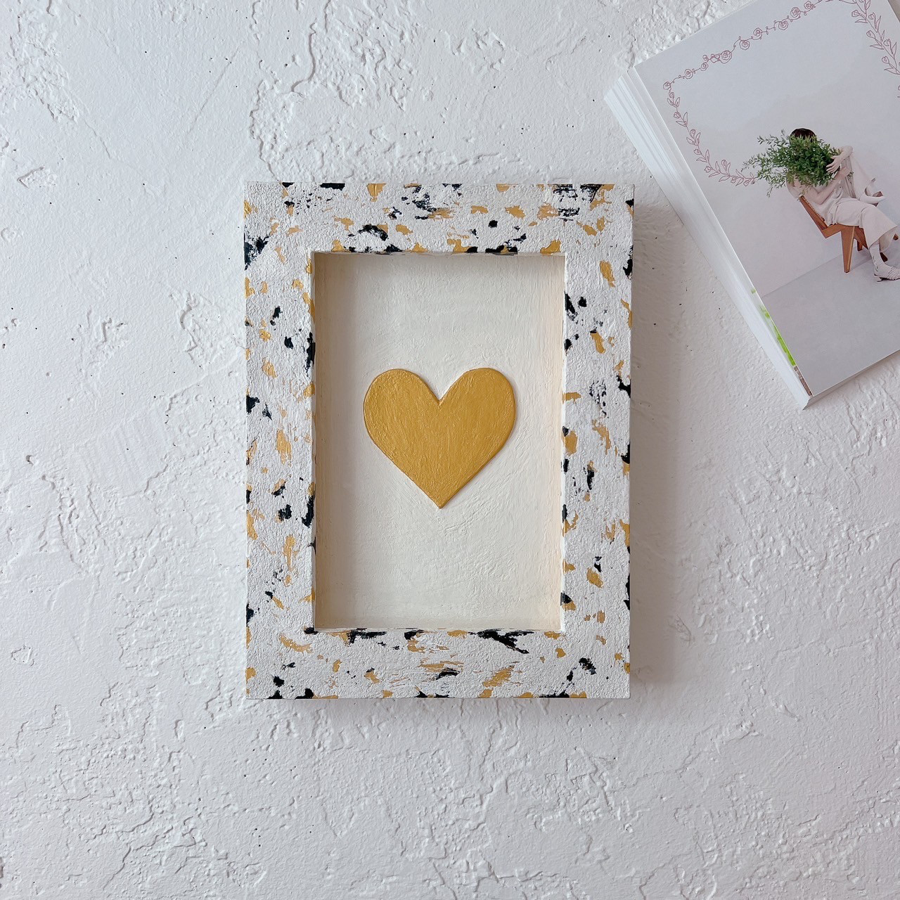 20枚収納できるアートフレーム(白黒金×♡）