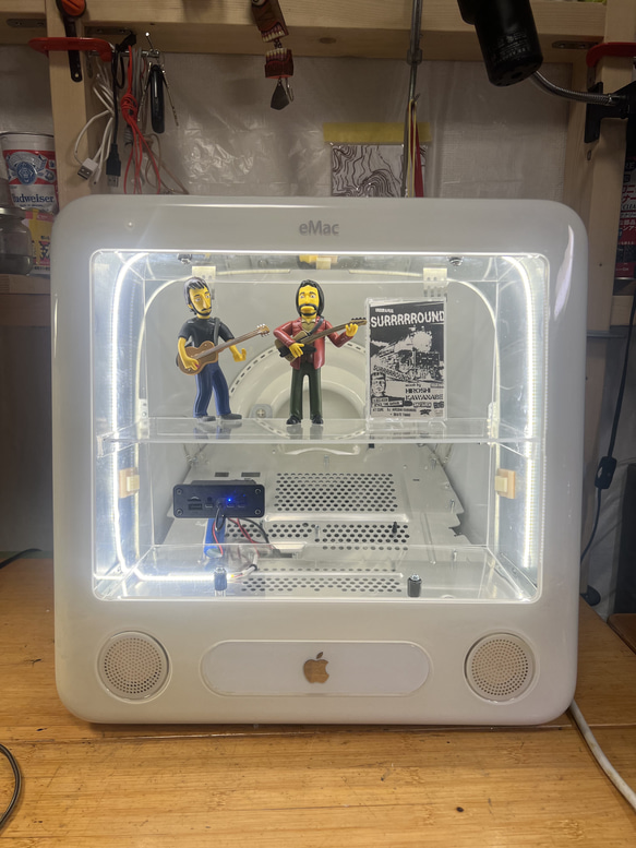 Apple社eMacの外装を再利用したディスプレイボックス その他インテリア