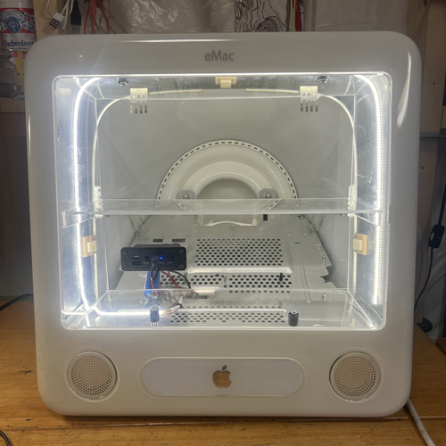 Apple社eMacの外装を再利用したディスプレイボックス その他インテリア