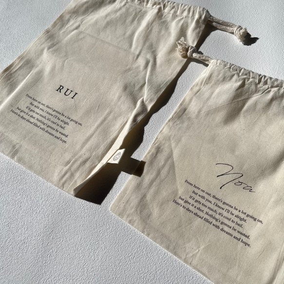 オーガニックコットン巾着 2枚セット（typography）／出産祝い お着替え袋 おむつポーチ 入園入学祝い 名入れ 12枚目の画像