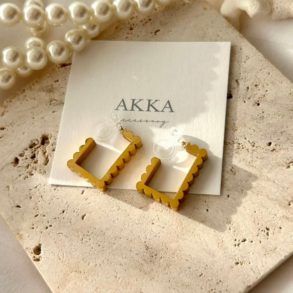 スカラップ　スクエア　フープイヤリング ゴールド　フープピアス　シンプル　上品　樹脂ピアス　樹脂イヤリング　AKKA 2枚目の画像