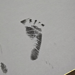 赤ちゃんの 足形 手形 チャーム -栃木レザー製-  出産祝い 出産記念 すべて心を込めて手作業 5枚目の画像