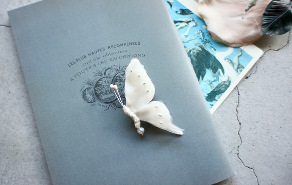 【布花】シアーホワイトの蝶々ブローチ　Bタイプ　アートフラワー　 2枚目の画像