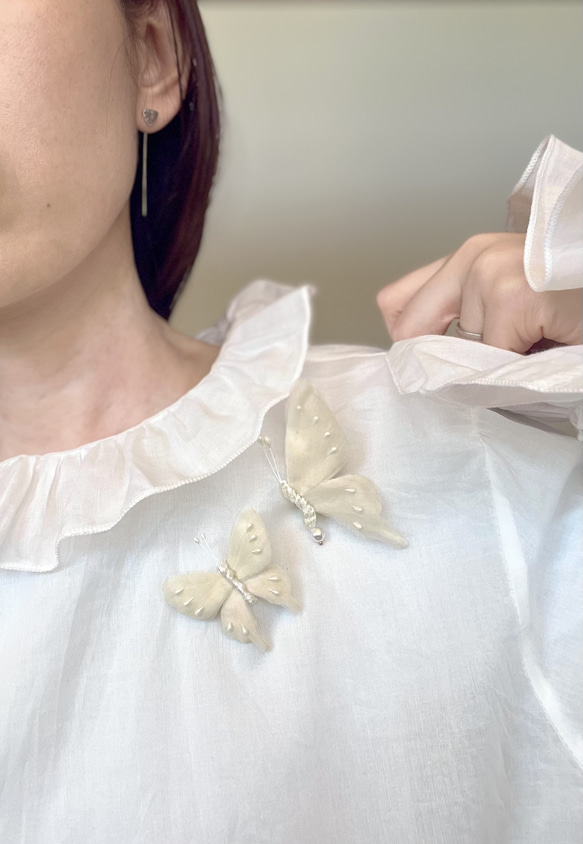 【布花】シアーホワイトの蝶々ブローチ　Bタイプ　アートフラワー　 6枚目の画像