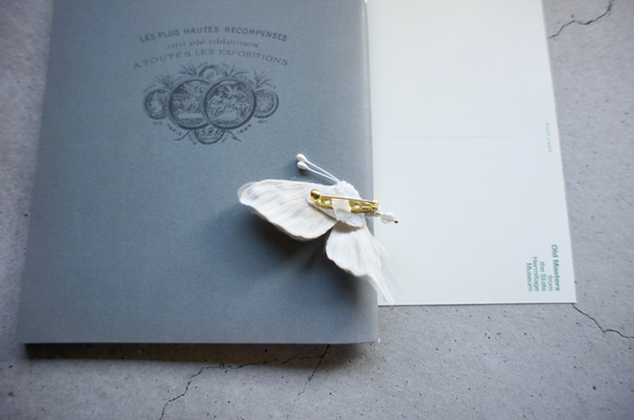 【布花】シアーホワイトの蝶々ブローチ　Bタイプ　アートフラワー　 8枚目の画像