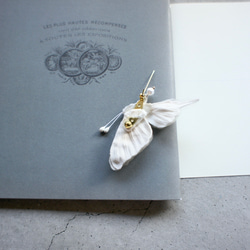 【布花】シアーホワイトの蝶々ブローチ　Bタイプ　アートフラワー　 9枚目の画像