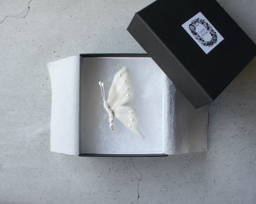 ホワイトフラワーブローチ 沢山の再販ありがとうございます♡ カラー変更可 スワロフスキー