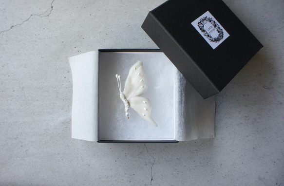 【布花】シアーホワイトの蝶々ブローチ　Bタイプ　アートフラワー　 1枚目の画像